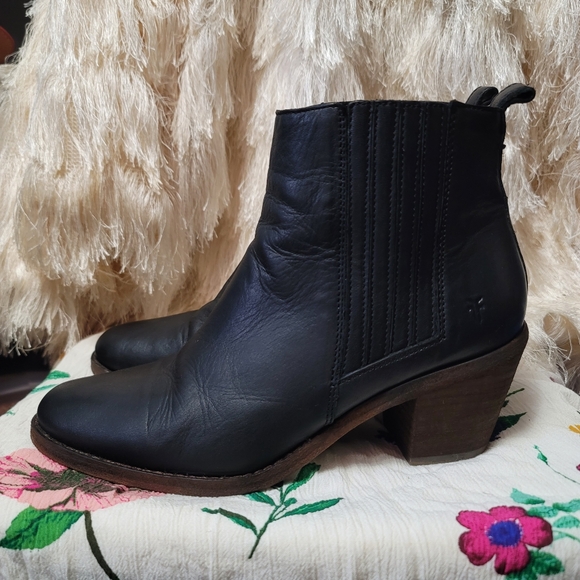 LN.  Frye Boots.  Size 8.  (576) - Picture 2 of 12